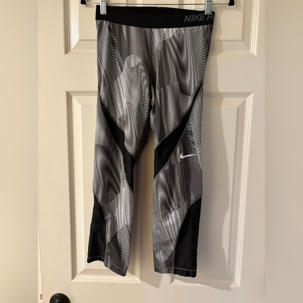 Nike Black and Gray Abstract Performance Leggings Medium